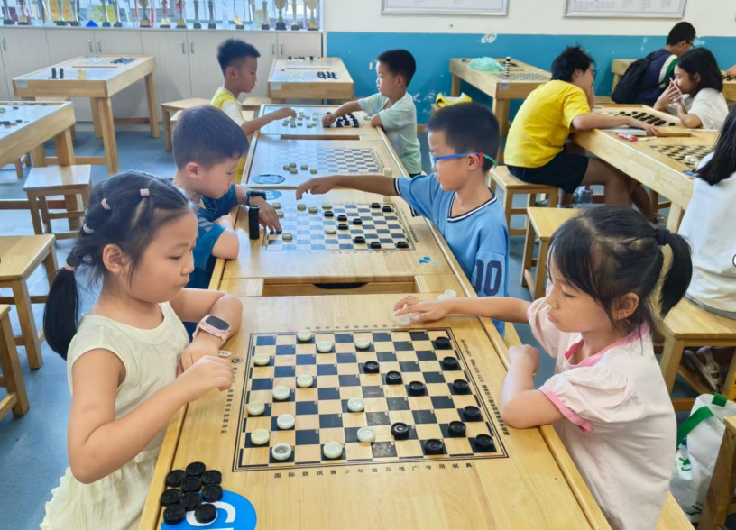 开启“七彩假期”，共筑成长阶梯——省棋协联合南理工在湘潭云塘学校举办国跳训练营