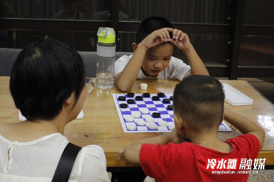 永州市新华书店首办国际跳棋亲子活动 开启智慧亲子新体验